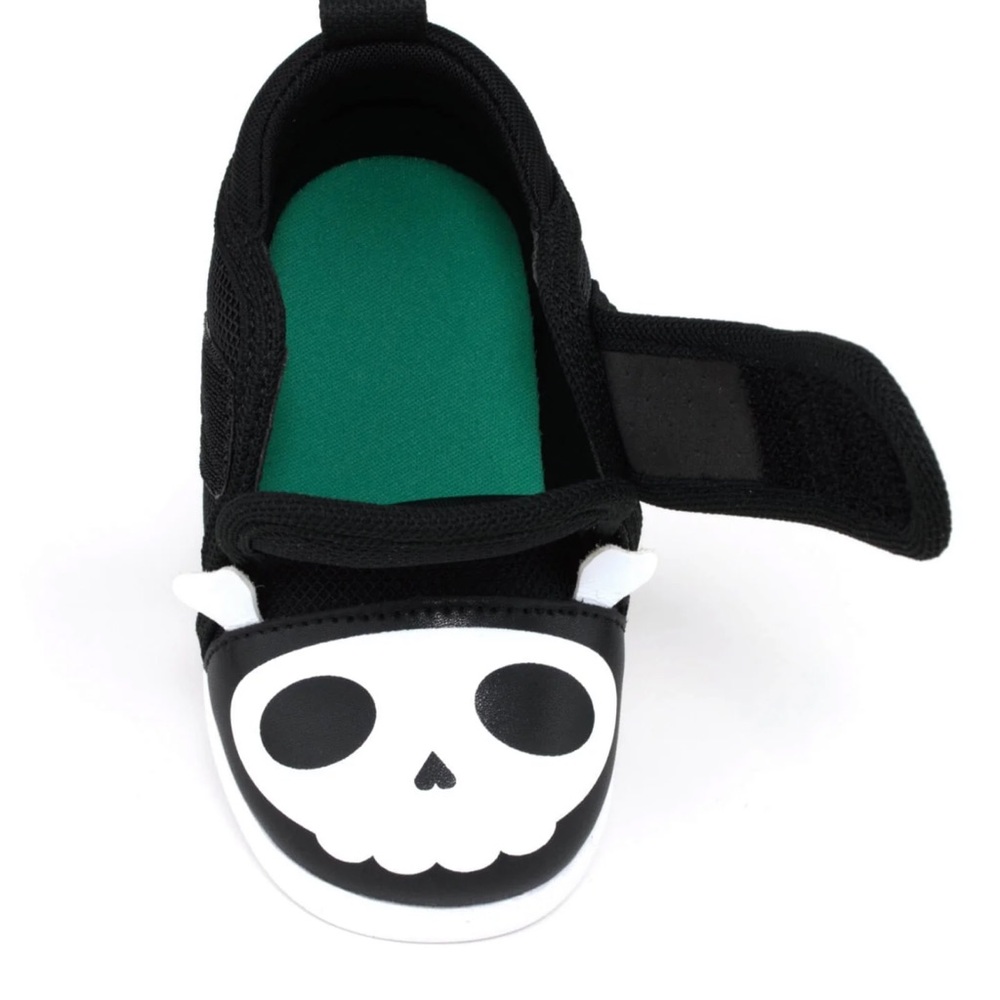Skull & Crossbones Pirate Squeaky Toddler Shoes size 9 - Picture 3 of 6